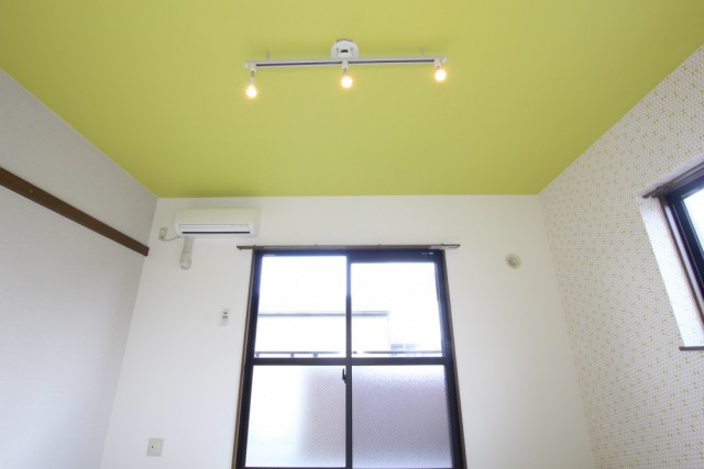 天井からはこの3連ライトが床を照らす。