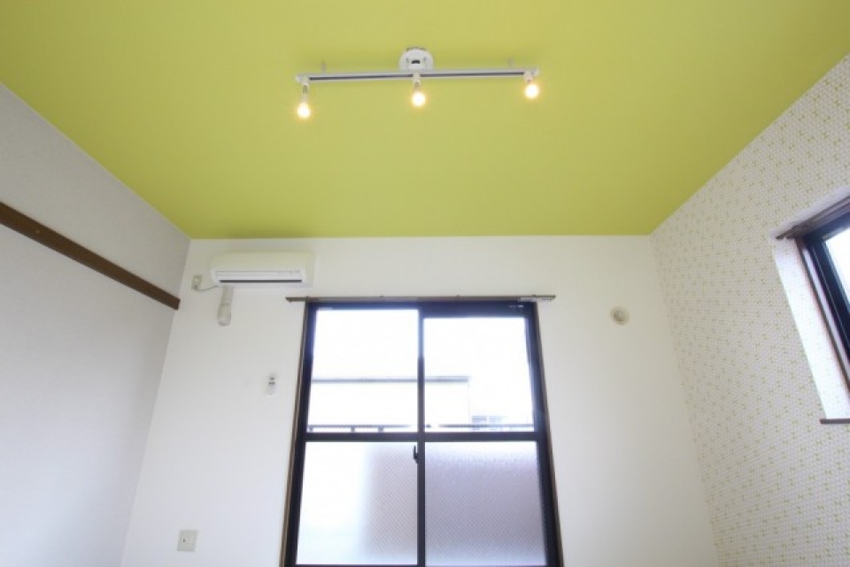 天井からはこの3連ライトが床を照らす。