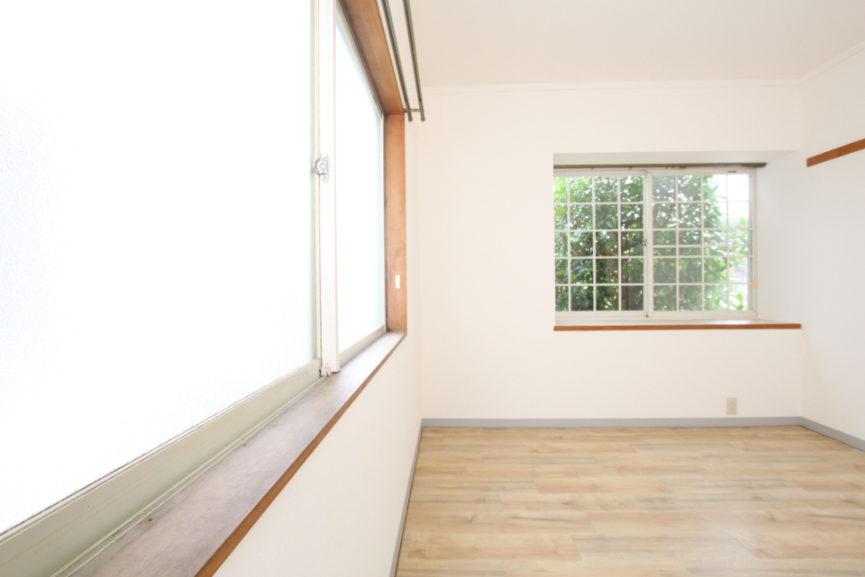 角部屋の特権、＋αの窓が部屋に光を取り入る。