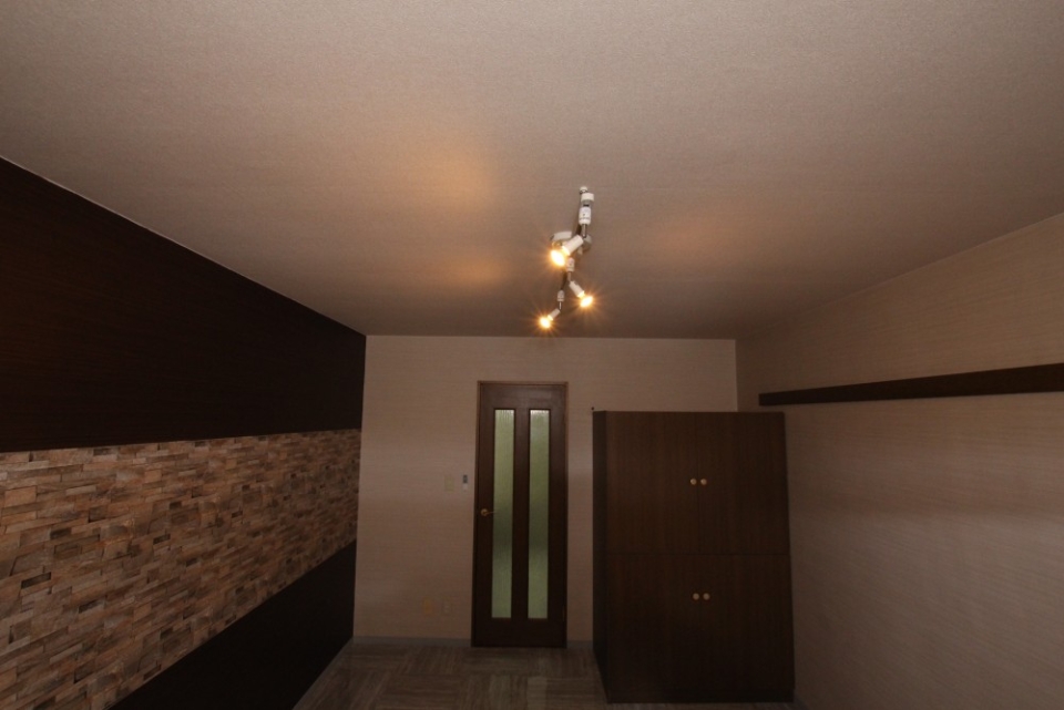 室内照らすを照明はこの3連スポット照明。
