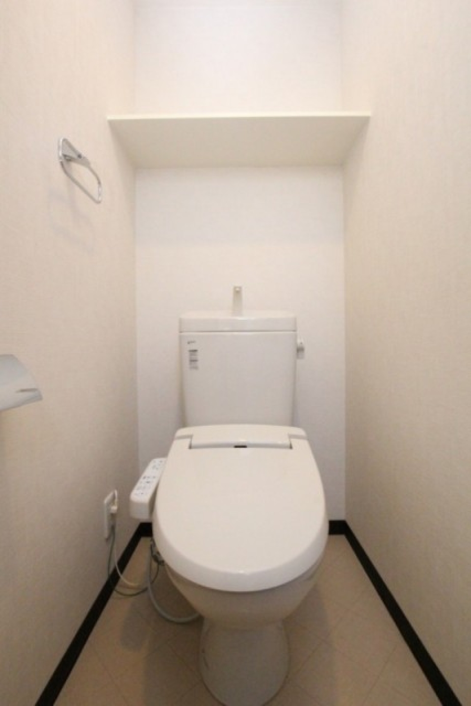 シンプルなトイレではあるがシャワトイレ設置済み。