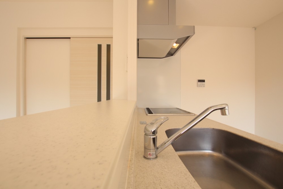 キッチンは人気の対面式、IHコンロで清潔感アップ。