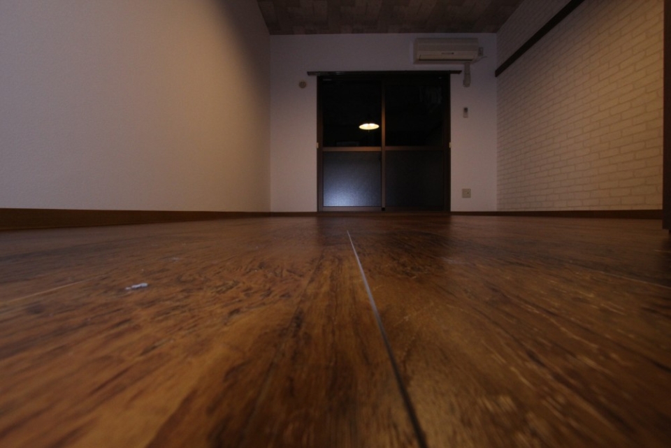 ヴィンテージ家具がマッチしそうな床の色合い。
