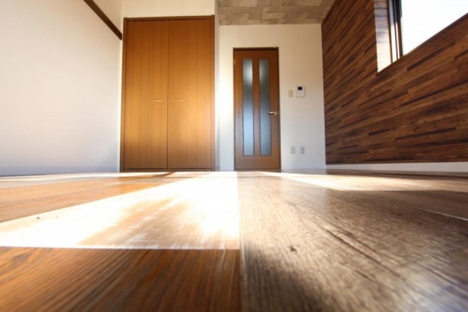 床・壁紙の柄効果でお部屋が広く感じます。
