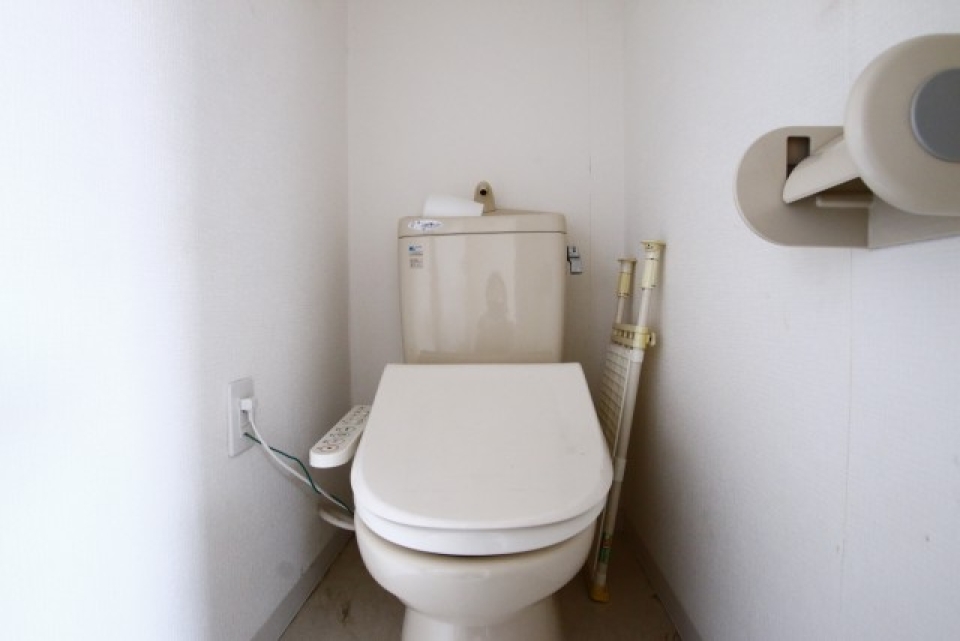温水洗浄便座付のトイレ。