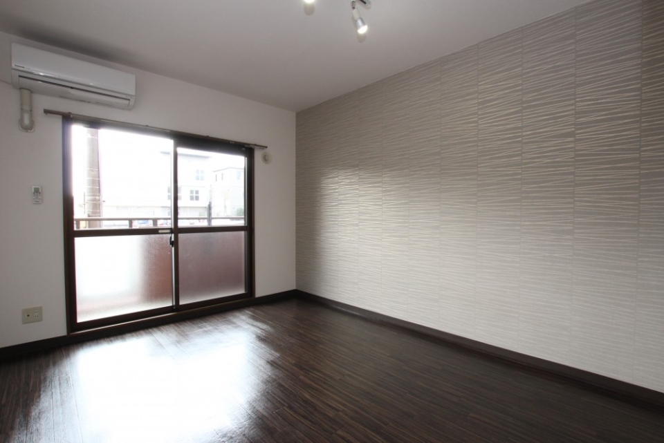 壁と床のデザインがマッチしたスタイリッシュなお部屋。