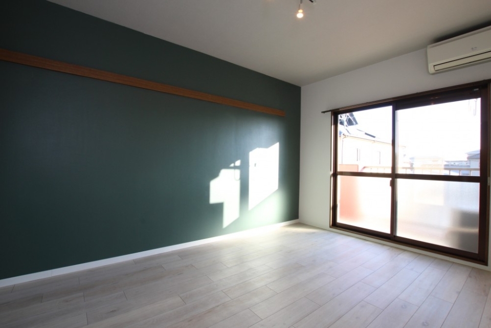 シンプルテイストの室内に映える緑壁。