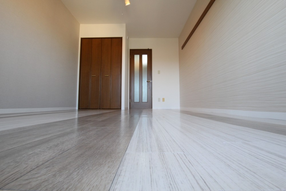 壁と床のラインが部屋を広く感じさせる。