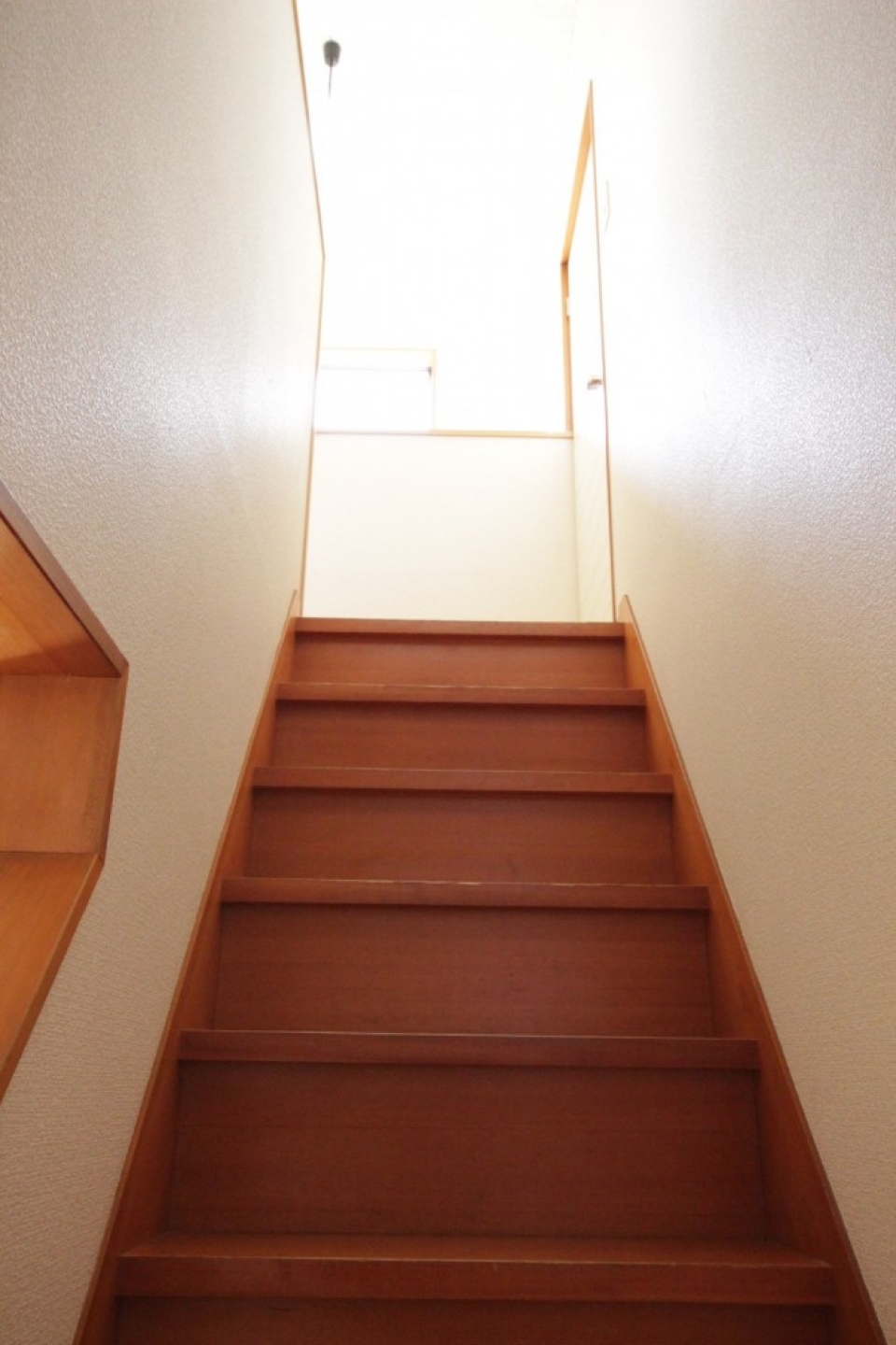 階段の先は窓の光。