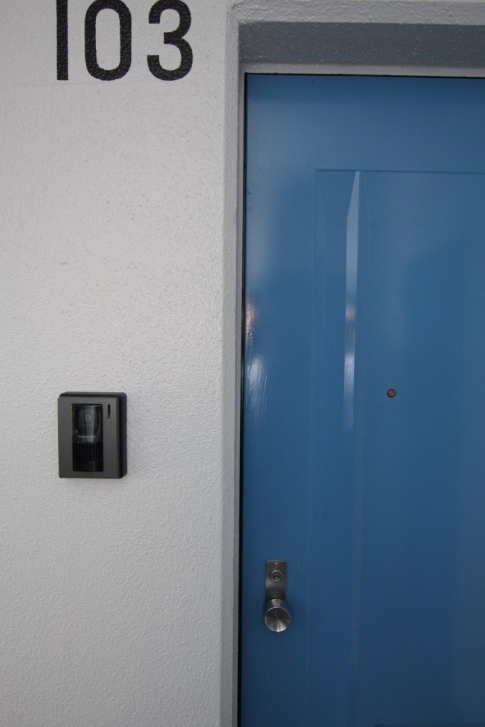 爽やかブルーの扉とおしゃれフォントナンバー。