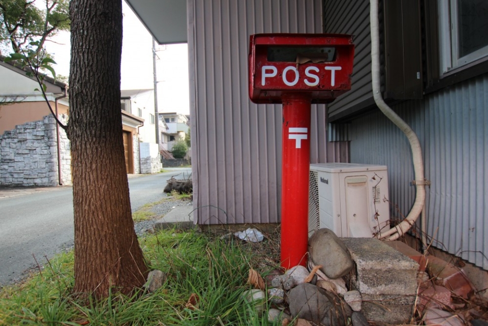 前入居者が作成した郵便ポスト、そのまま使用可能です。