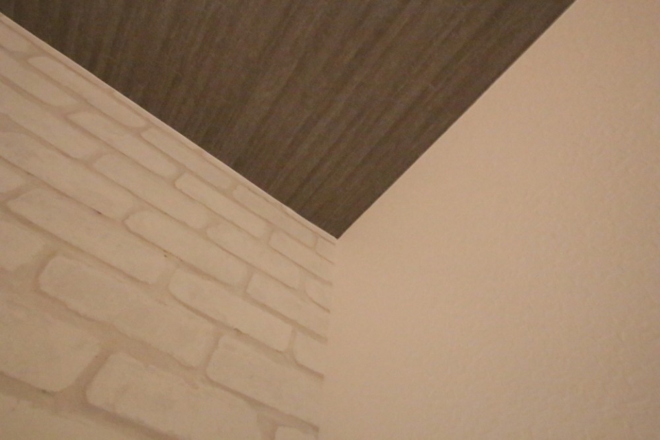 天井と2つの壁面の壁紙。