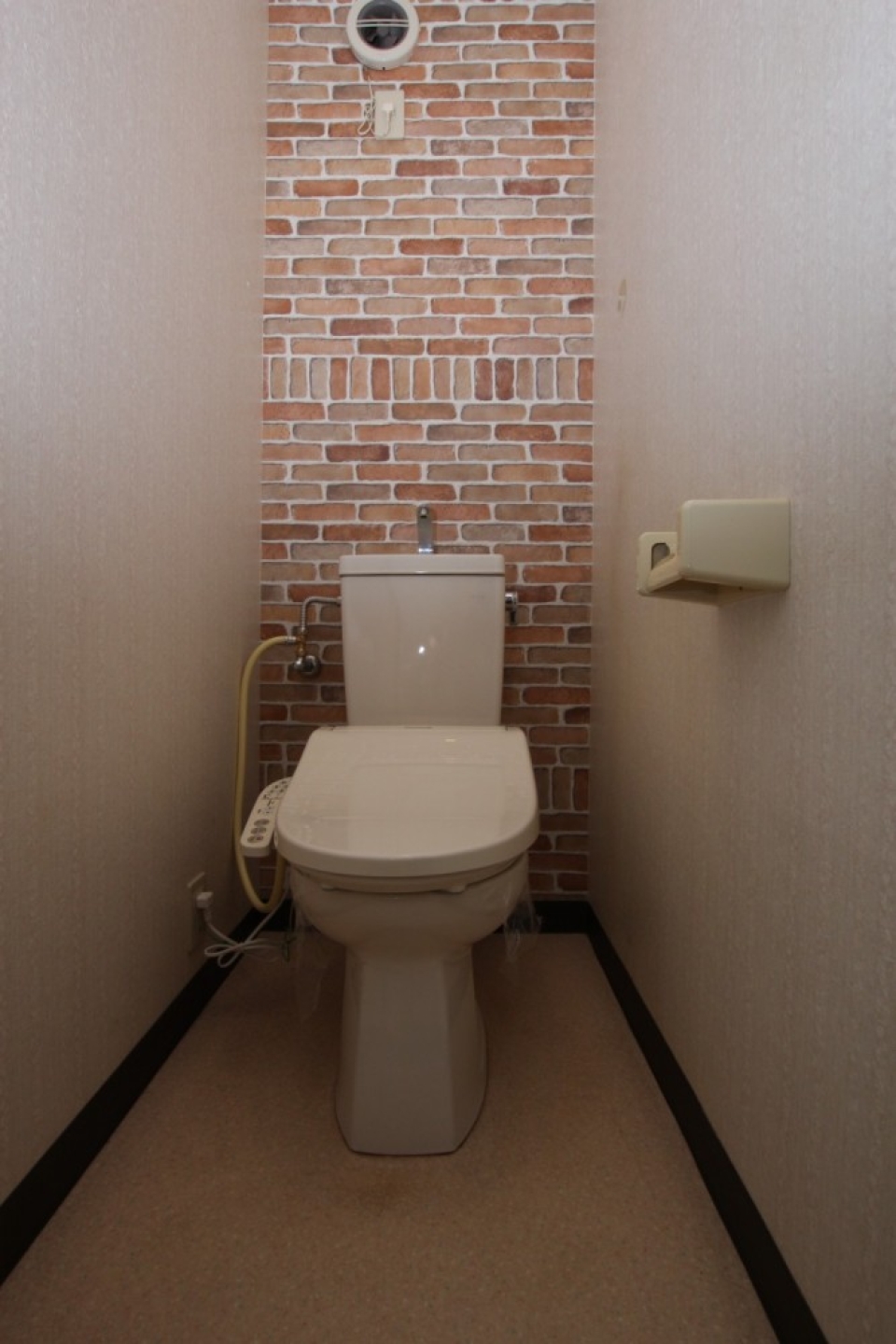 トイレの壁にはコンクリートブロックが積まれている！？。