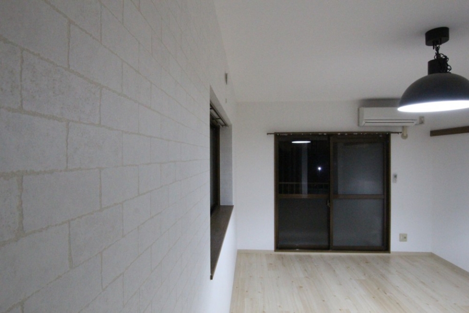 ホワイト煉瓦の壁紙・デカライト・白い床のお部屋。
