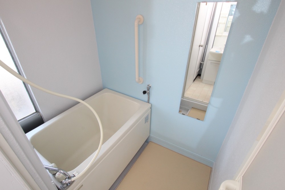 浴室はライトブルーの塗装でイメージチェンジ。