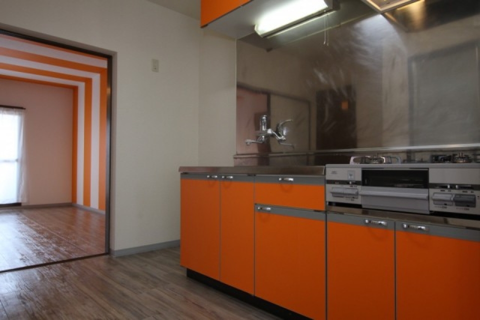 キッチンにパネルにも使用されたオレンジ色。