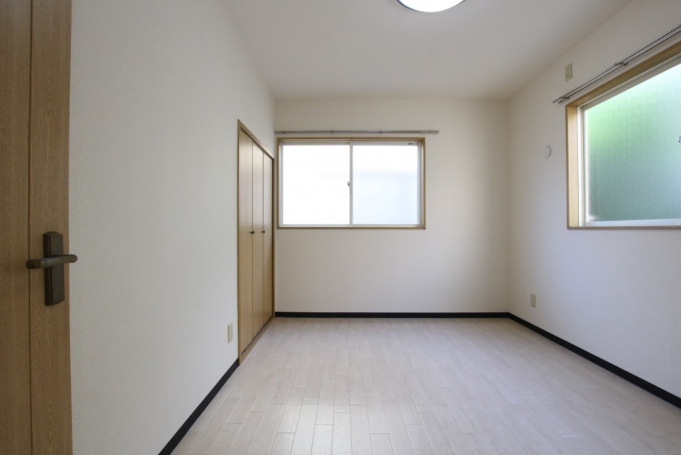 寝室スペースも角部屋の特権、2面採光。