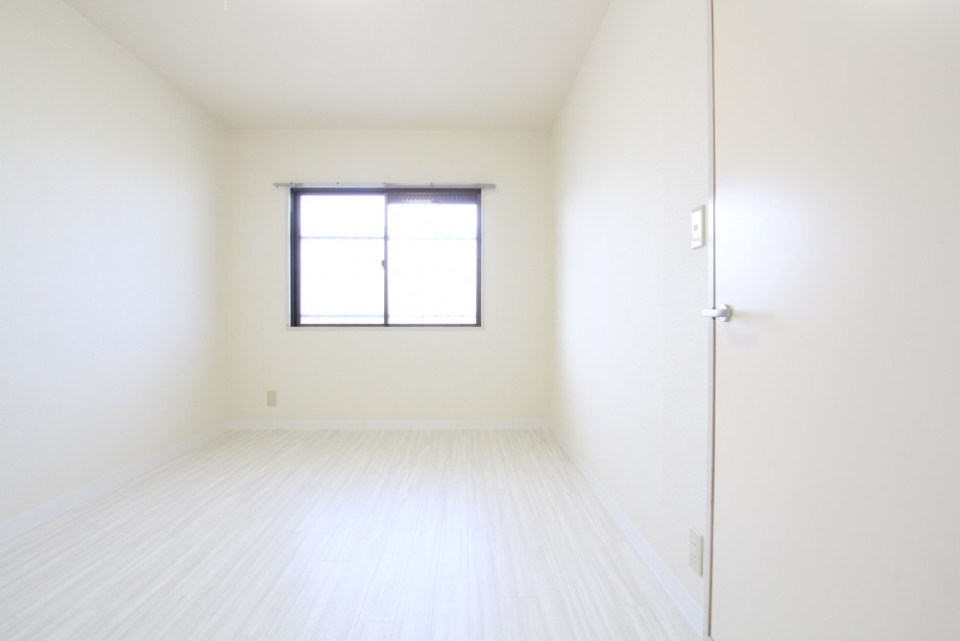 真っ白な空間「寝室スペース」。