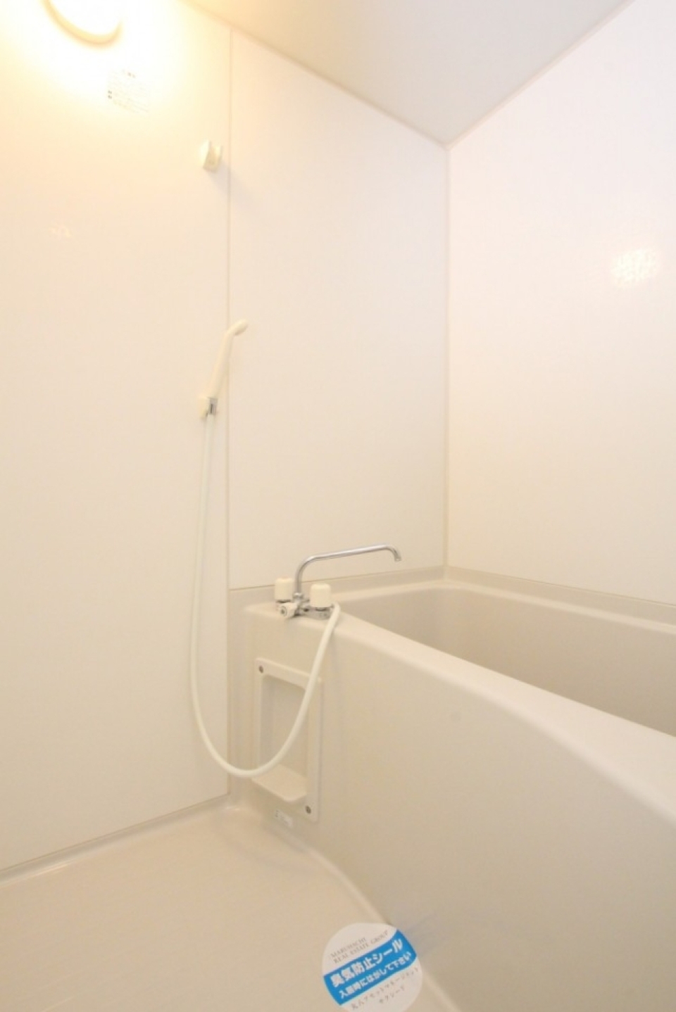 浴室は、白くてシンプルなデザイン。