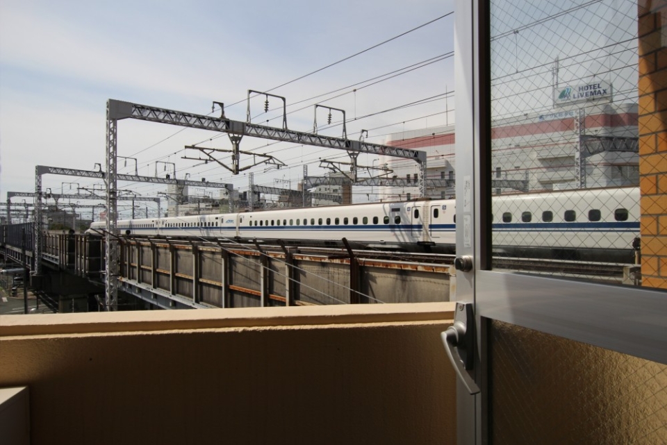 新幹線高架と同じ目線の3階のお部屋。