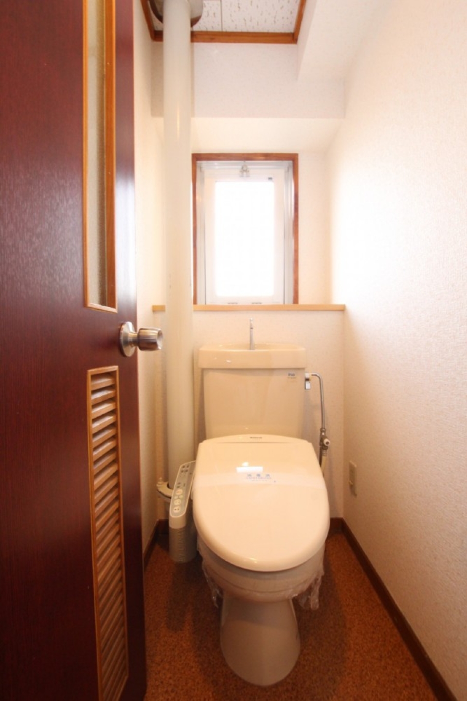 トイレも脱衣所と統一した扉。