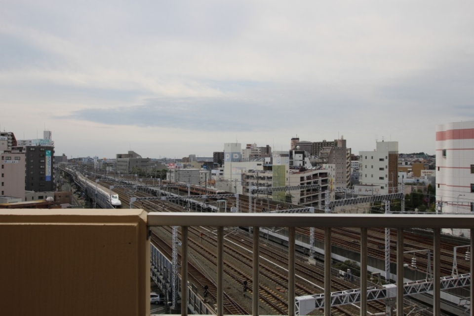 西側バルコニーの眼下は東海道線。鉄道ファンにはたまらない！