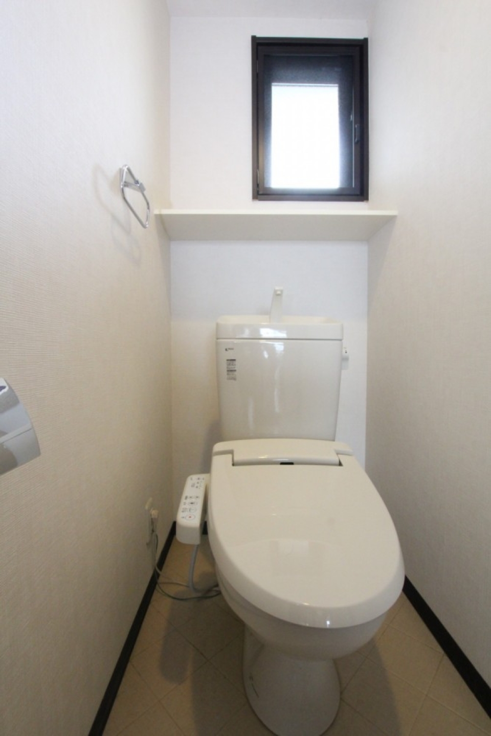 トイレに小窓が付いているお部屋は珍しいですよ～。これは高ポイント！