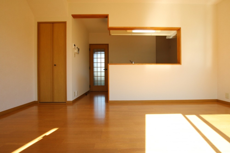 人気の対面式キッチンが良い雰囲気を醸し出してくれています。  3：窓が大きく、開