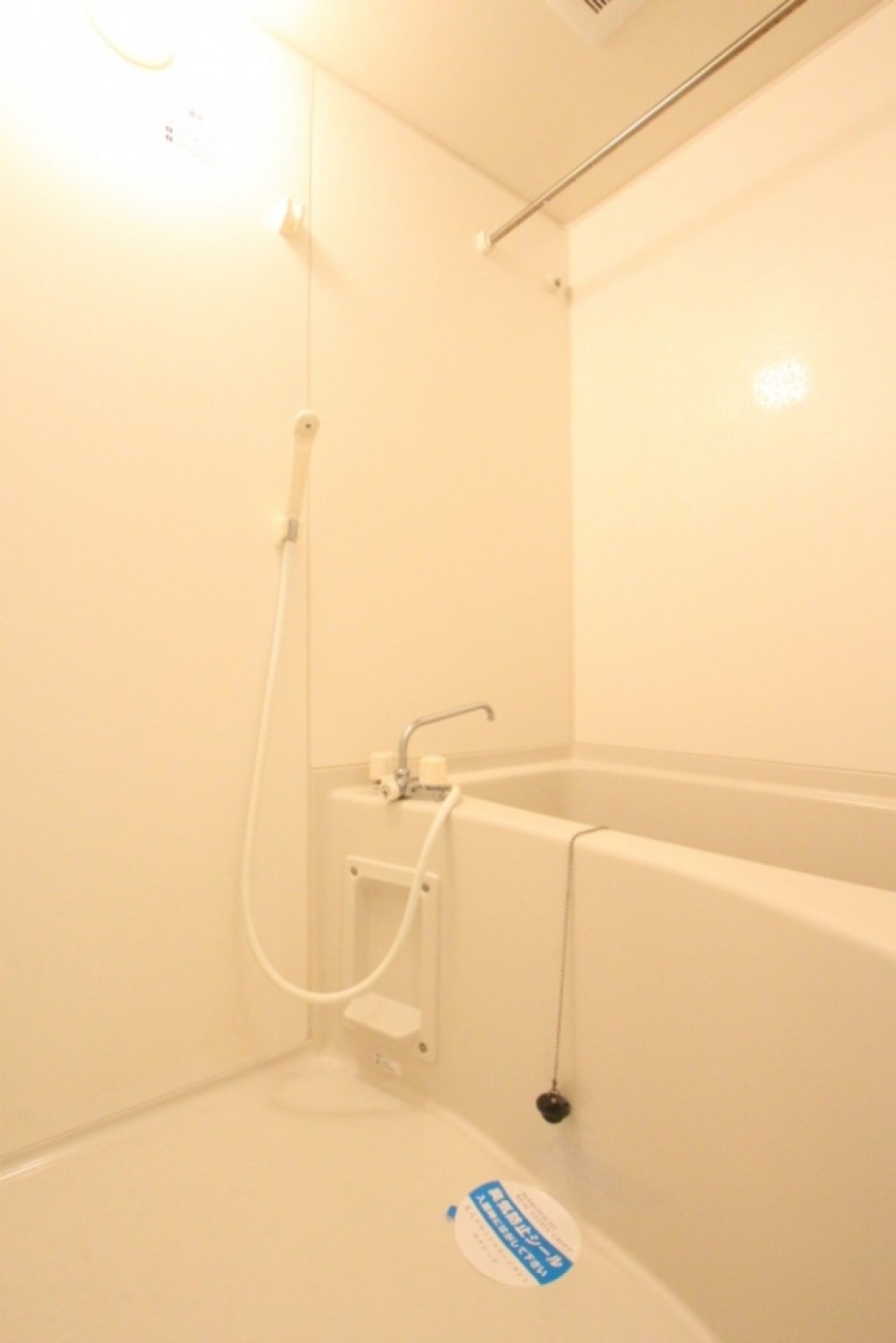 究極にシンプルな浴室です。シャンプー置き場はお好きなデザインでプラスしてみよう！