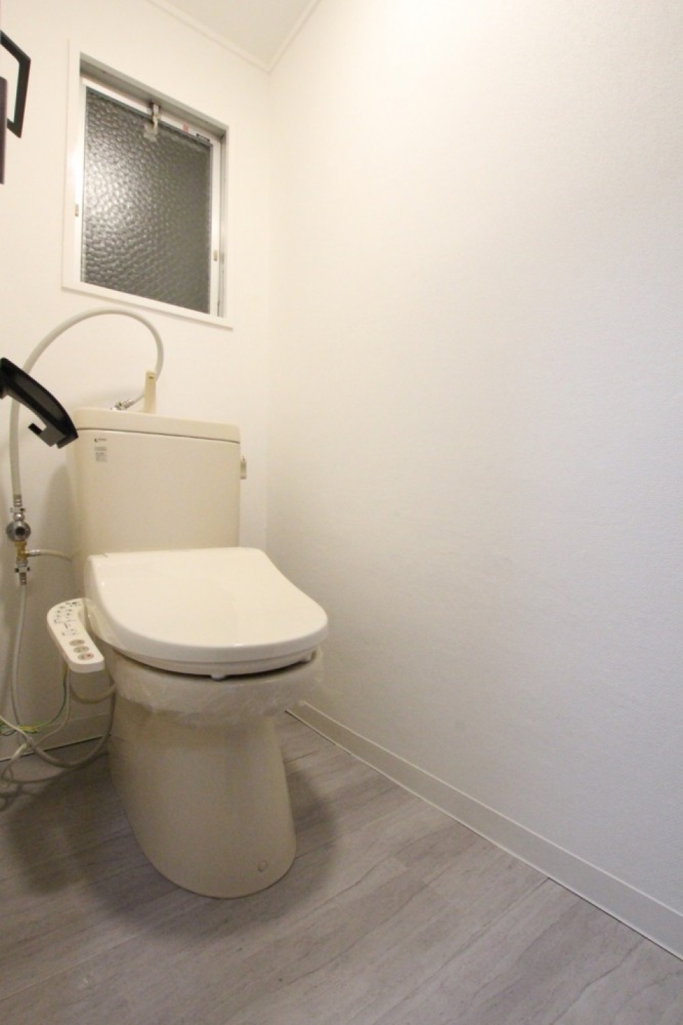 トイレではアイアンで作られたペーパーホルダーとタオル掛けに要注目。