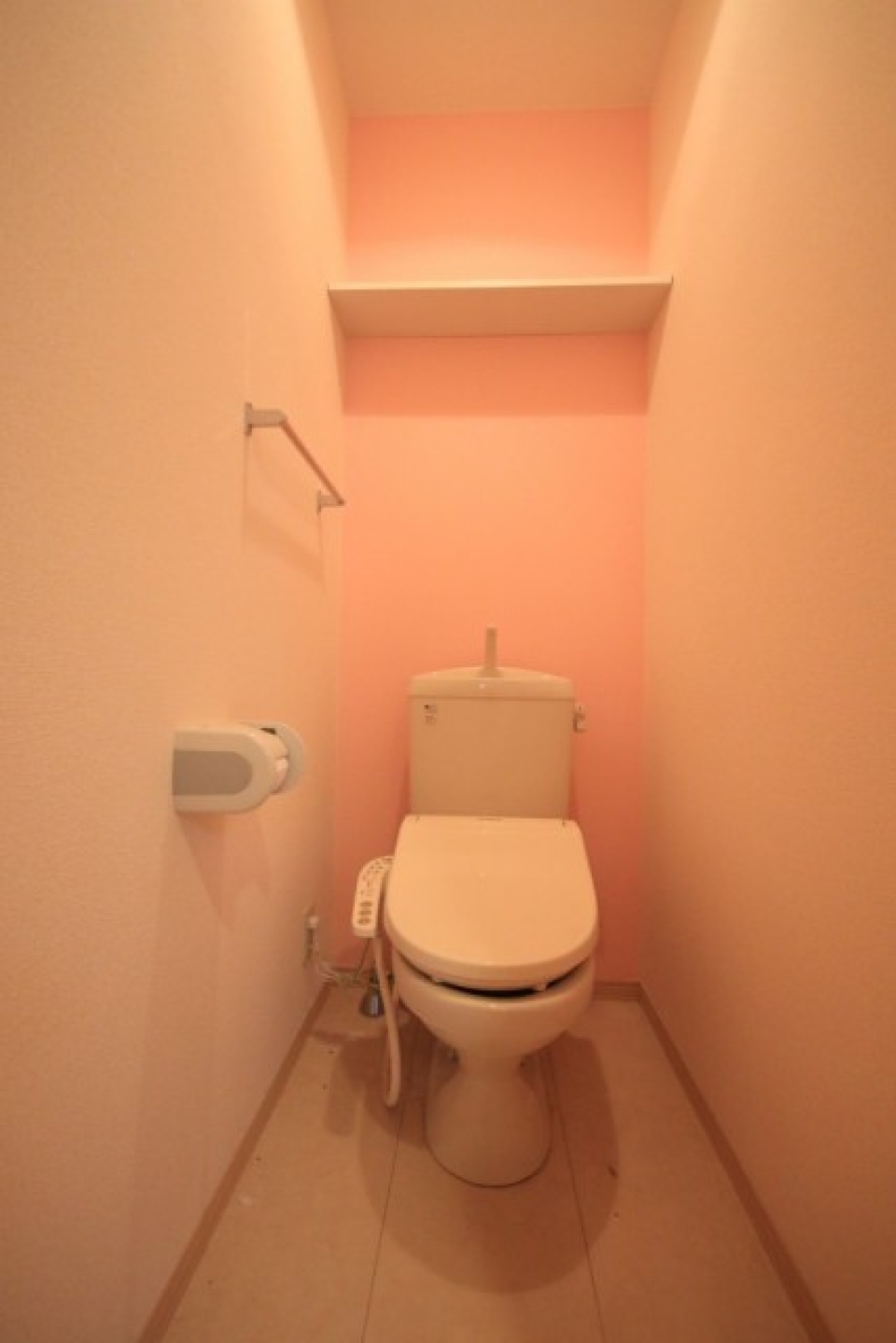おトイレはピンクのアクセントクロスで可愛らしい