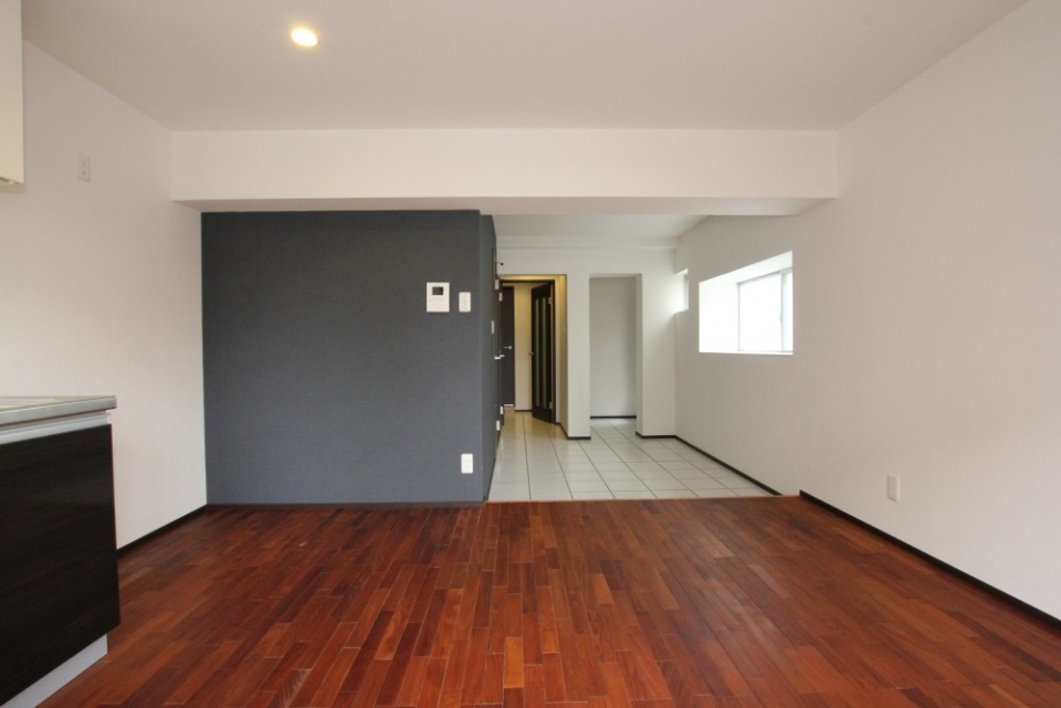 高級感のある床材に白い空間、サニタリースペース外壁のネイビーがオシャレ空間を演出