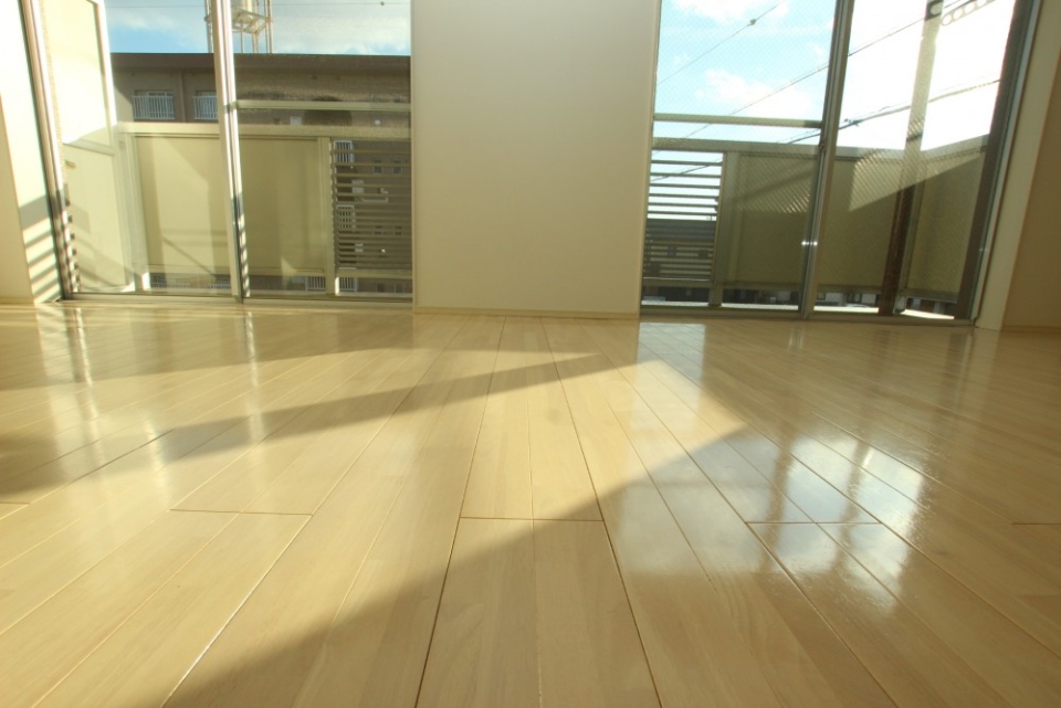 床はしろっっぽいフローリング。明るさを際立たせる。