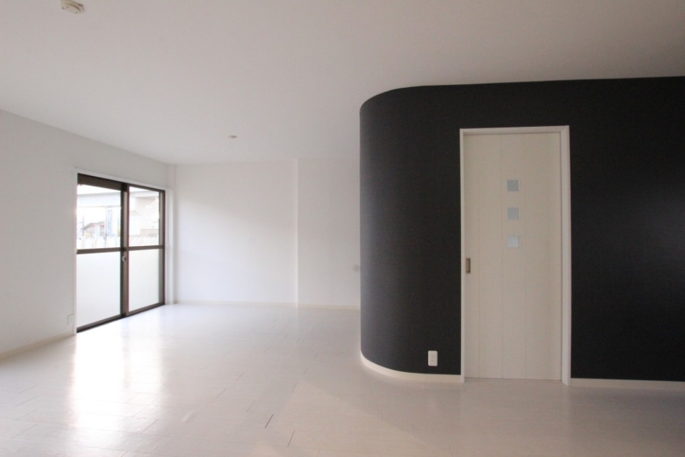 丸みを帯びた黒い外壁の洋室がこの部屋の特徴。