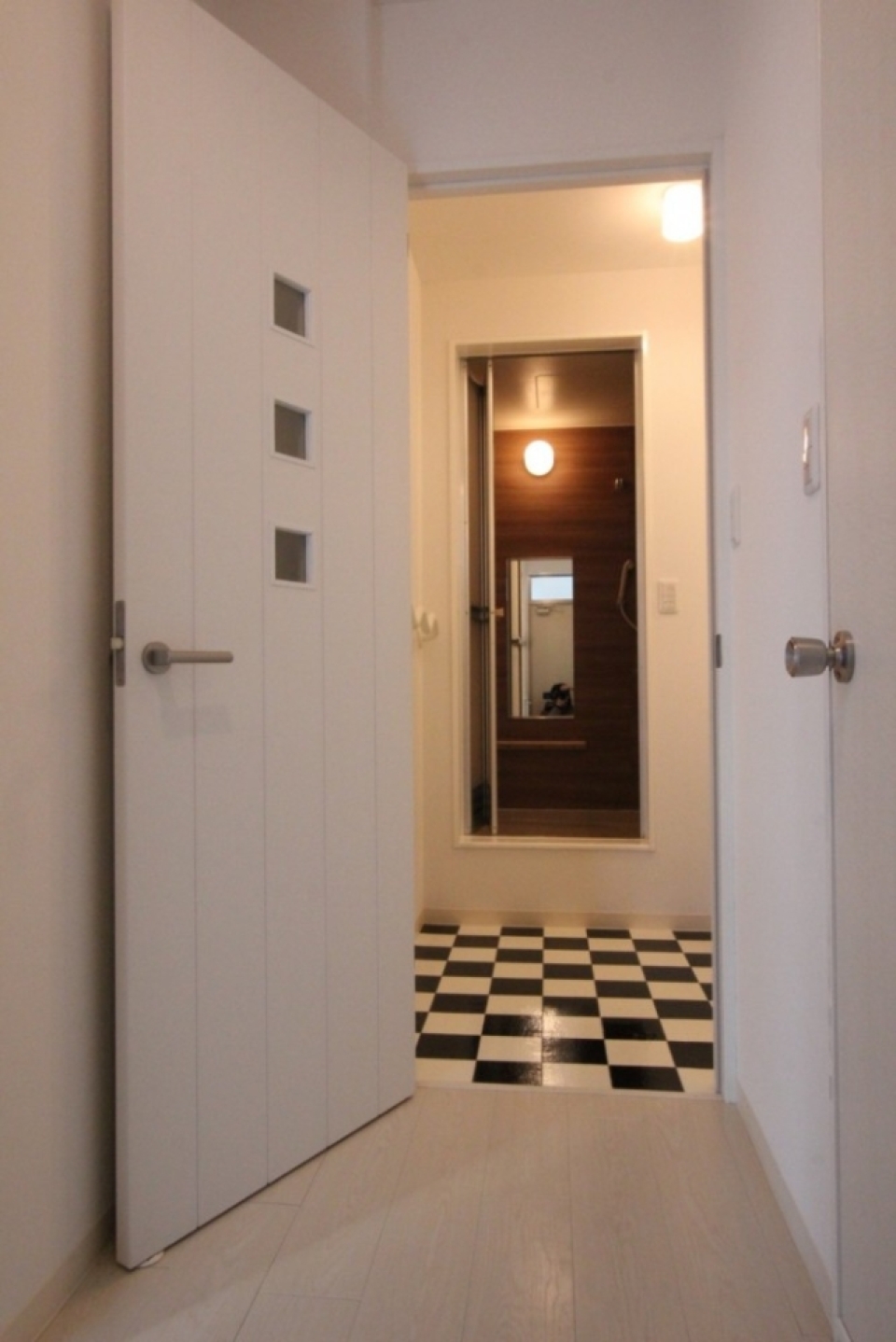 バスルームの床は、これまた白×黒のチェッカー柄。