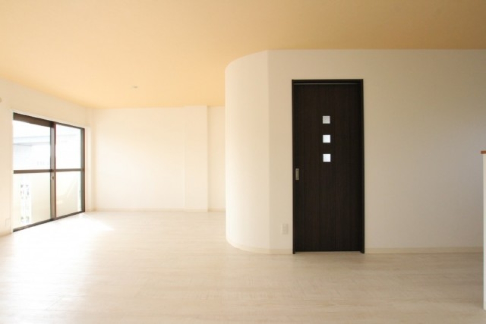 白×黄の配色に、洋室の丸みをおびた外郭がやわらかい雰囲気を演出