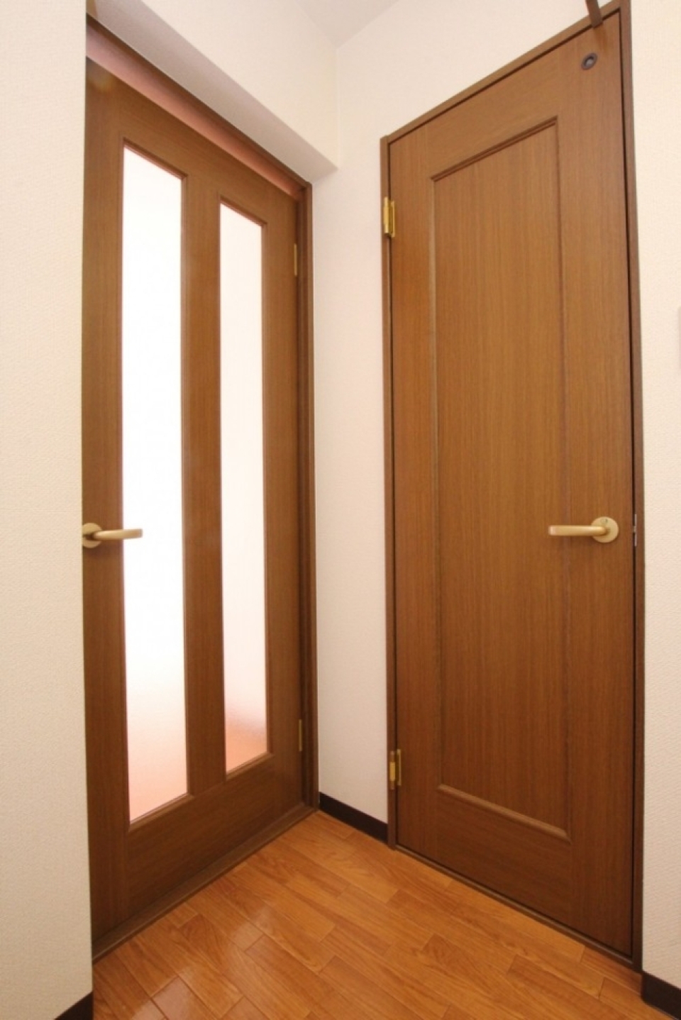 右がトイレの扉、左がお部屋への扉