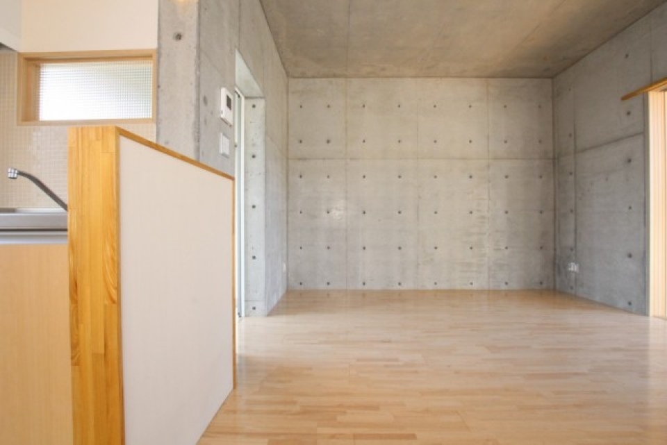モルタルの壁とコンクリートの天井が、スタイリッシュな空間を生みだす