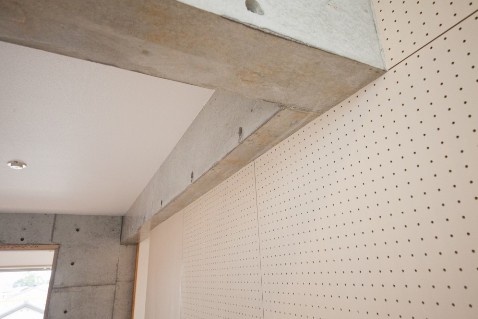 有孔ボードの壁とモルタルのコントラストが上質。