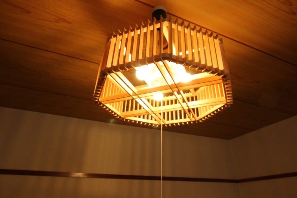 竹細工のペンダントライトが和室を際立てる。