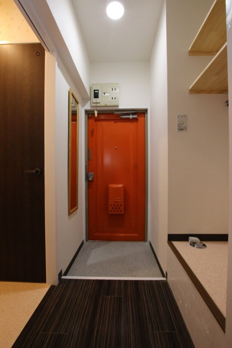 ドアの内側はオレンジで塗装されていて出かける際に元気になりそう。