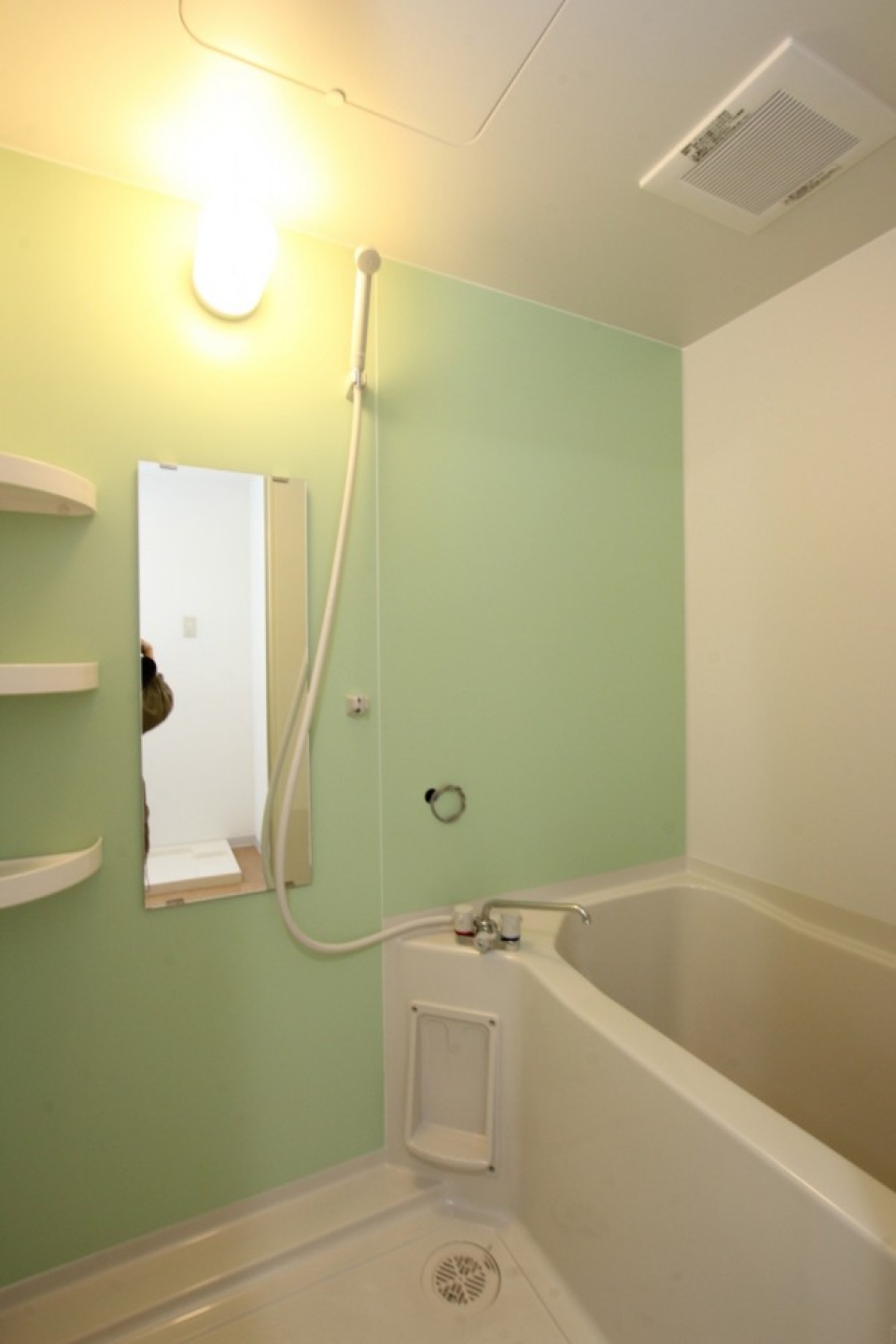 お風呂の壁は可愛いミントグリーン ※写真はA103号室の様子