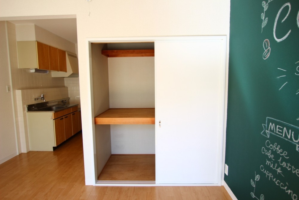 一人暮らしにはちょうど良い畳1畳分の収納スペース。