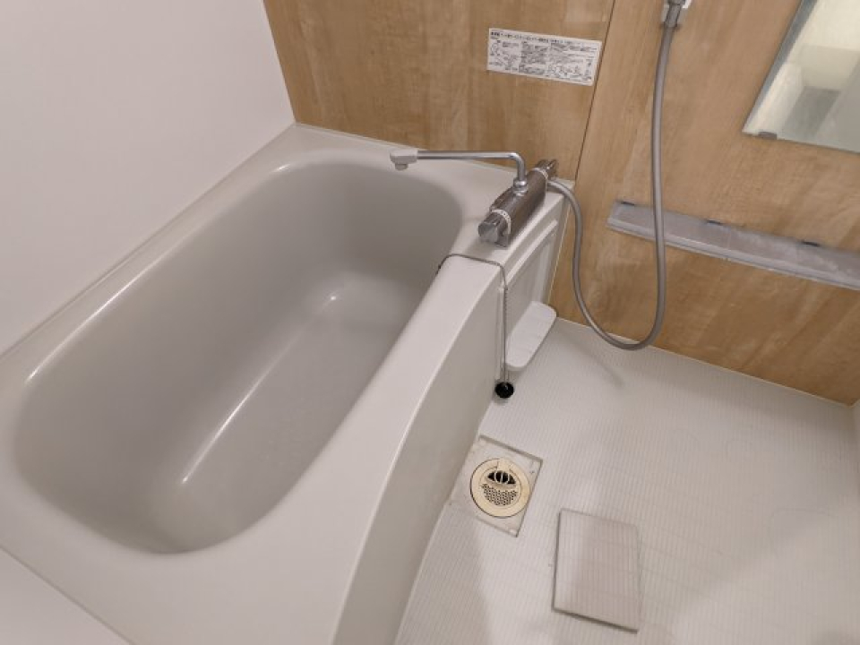 ナチュラルなパネルが使われた浴室。