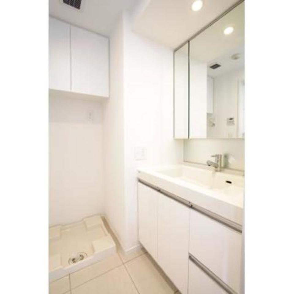 ホワイトの清潔感のある独立洗面台。※写真は同タイプ住戸です。