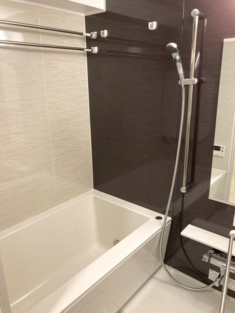 ダークトーンのパネルが導入された浴室です。※写真は同タイプ住戸です。