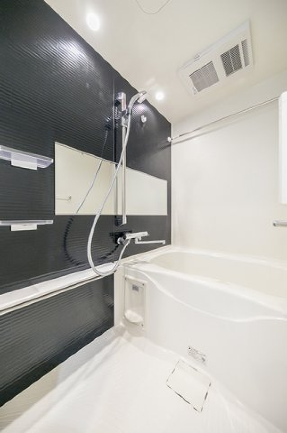 ダークトーンのパネルが導入された浴室です。※写真は同タイプ住戸です。