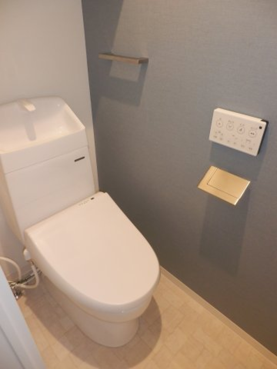 中間色の壁紙が使われたトイレです。