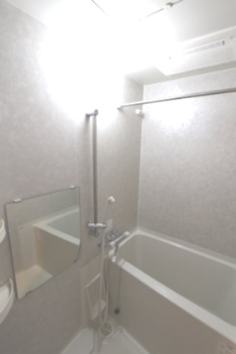 白くまとめられた浴室。※参考写真