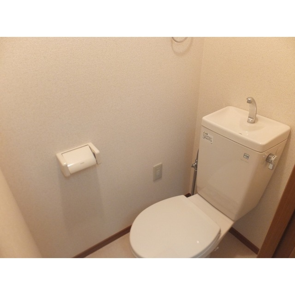 シンプルなトイレ。※写真は別部屋です